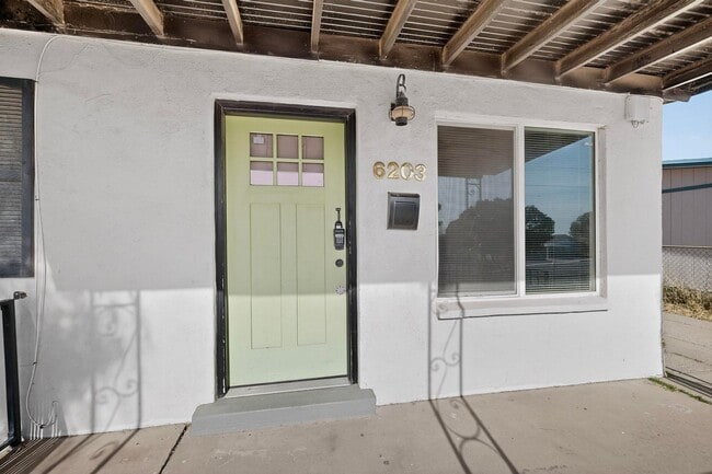 Building Photo - Charming 3 bedroom, 1 bath home in Central East El Paso!