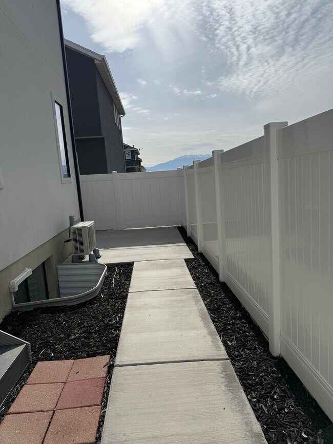 Building Photo - 4724 E Lk Cor Dr