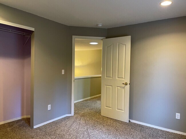 Building Photo - Adorable 4 Bedroom 2.5 Bath Home in Fisher's Landing! Fully Fenced Backyard! Mountain View High S...