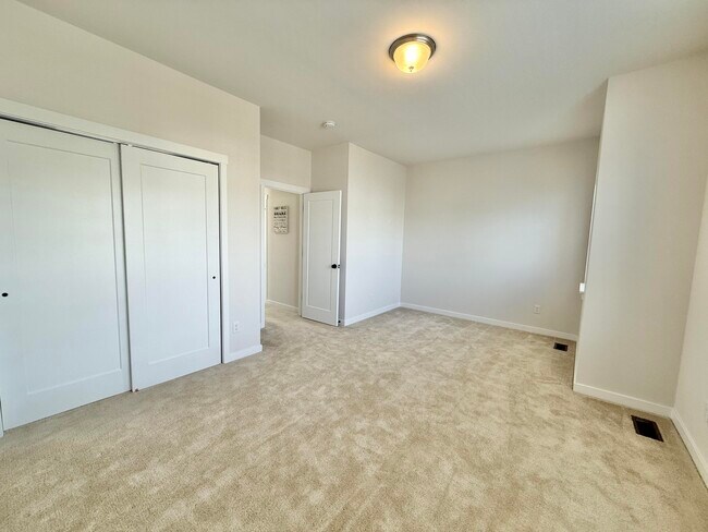 Building Photo - 6394 S Trailwoods Dr