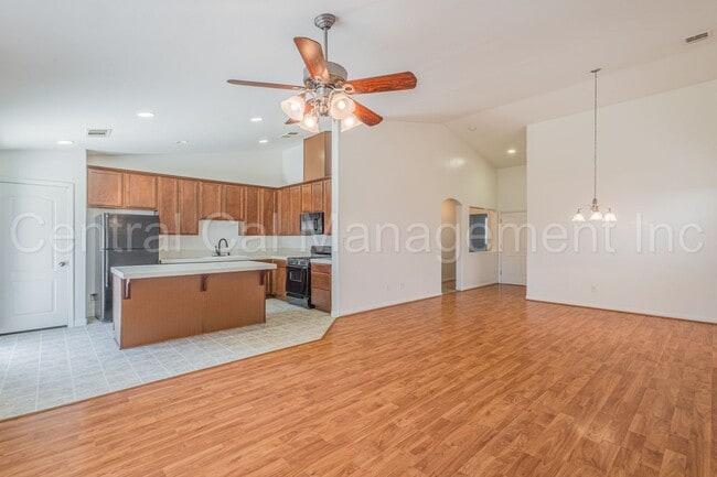 Building Photo - 4 Bedroom/2 Bath Home in Desired Southwest...