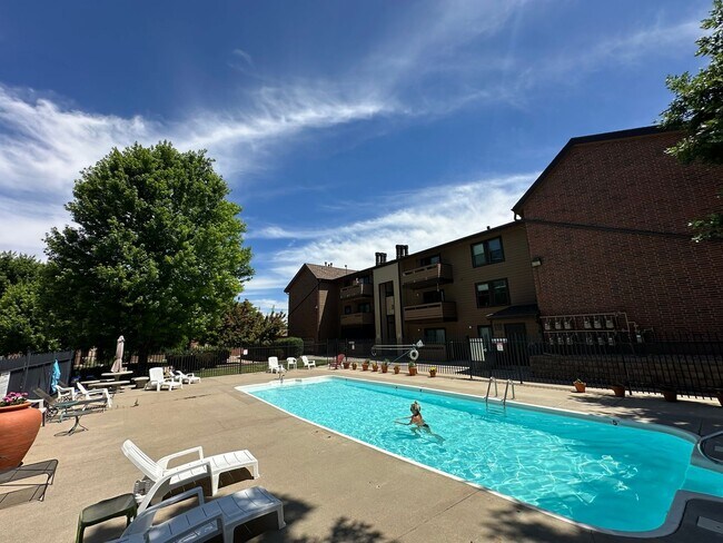 Building Photo - Location! Location! Bright 2-bed 2-bath condo near Sloan’s Lake, Edgewater, and Light Rail!