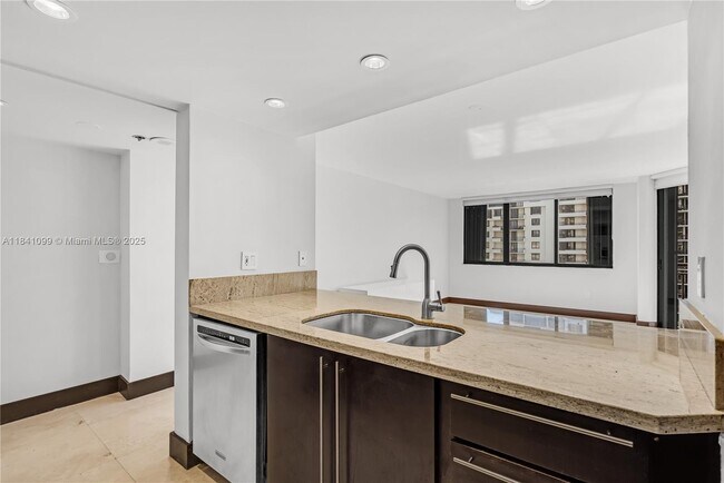Building Photo - 540 Brickell Key Dr