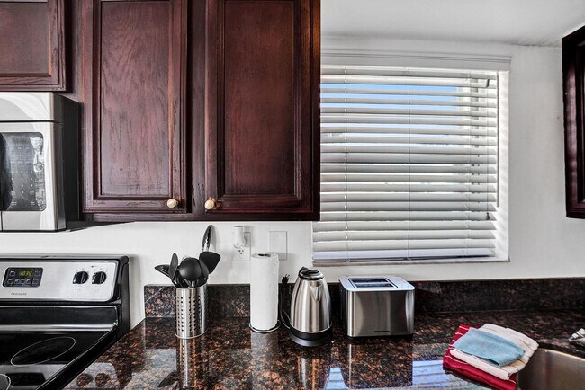 Building Photo - 335 Desoto St