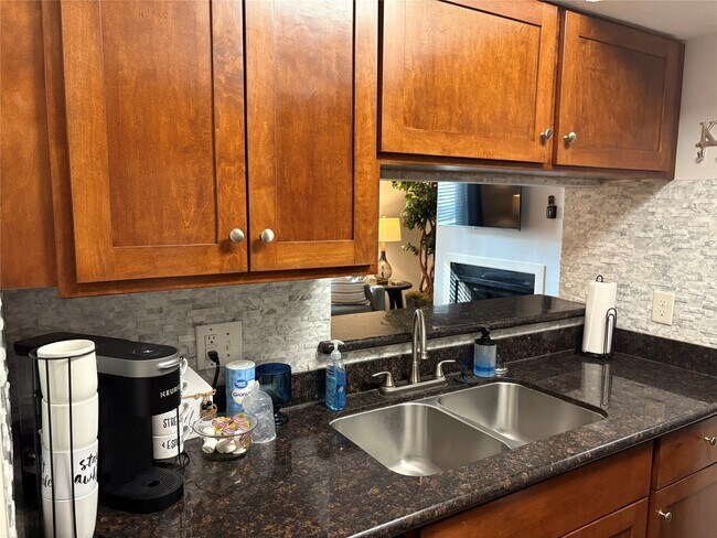 Building Photo - 732 Memorial Mews St