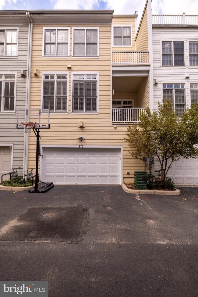 Building Photo - 712 Bracey Ln