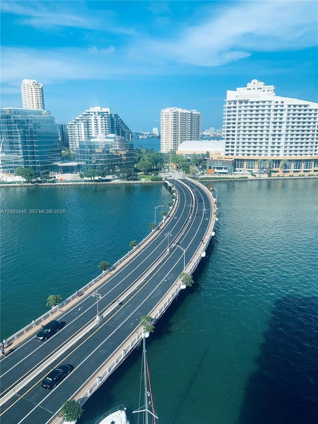 Building Photo - 801 Brickell Bay Dr