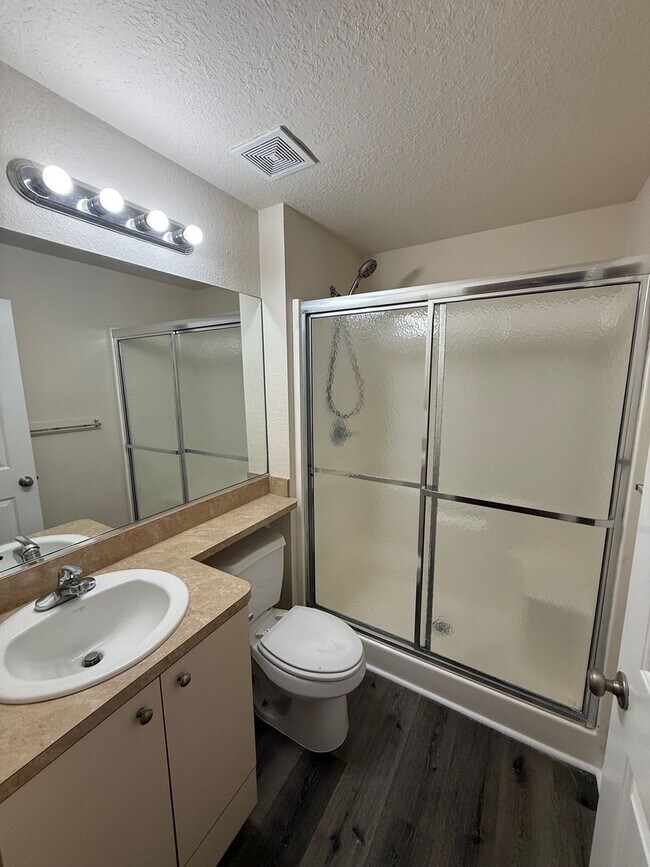 Building Photo - 2 Bedroom, 2 1/2 Bathroom Apartment