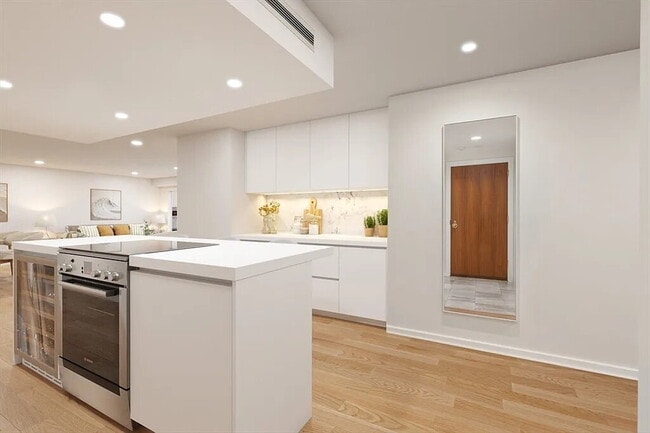 Building Photo - Stylish & inviting, this southeast-facing 1 bed 1 bath in the coveted University Green offers