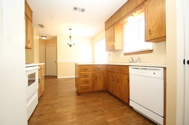 Building Photo - 3205 Tallwood Dr