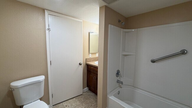 Building Photo - Two Bedroom One Bathroom Apartment in San Bernardino!