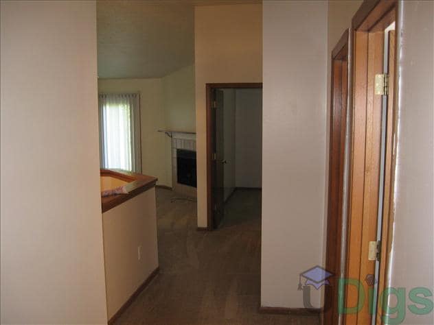 Building Photo - Duplex on Southside. 2bed/2bath with 2 car garage & privacy fence.