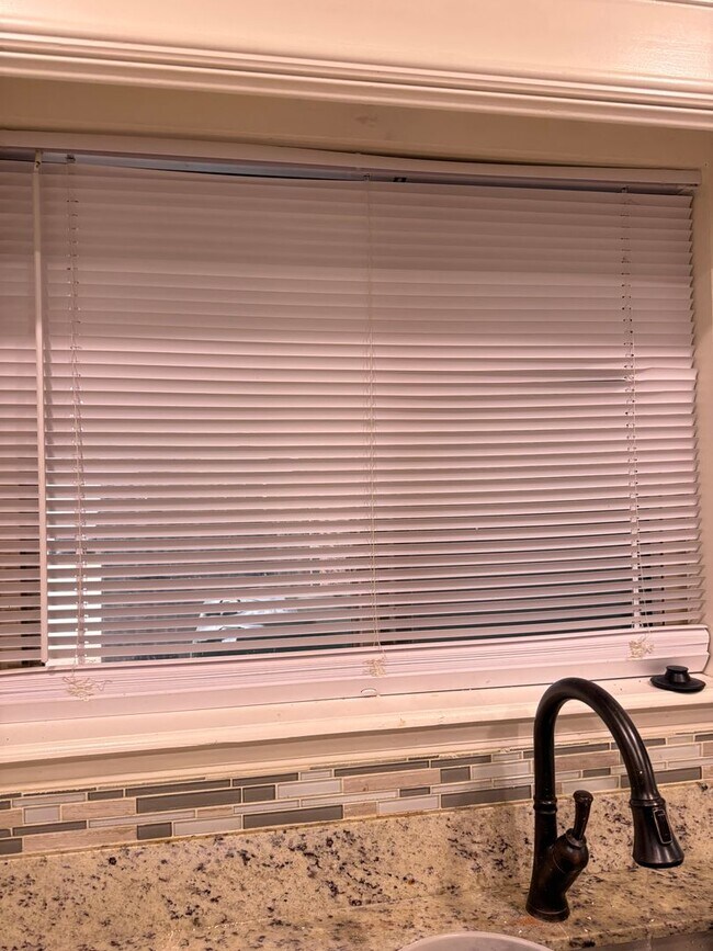 Building Photo - Charming Corner-Lot Duplex in the Heart of Yukon – Available Now!