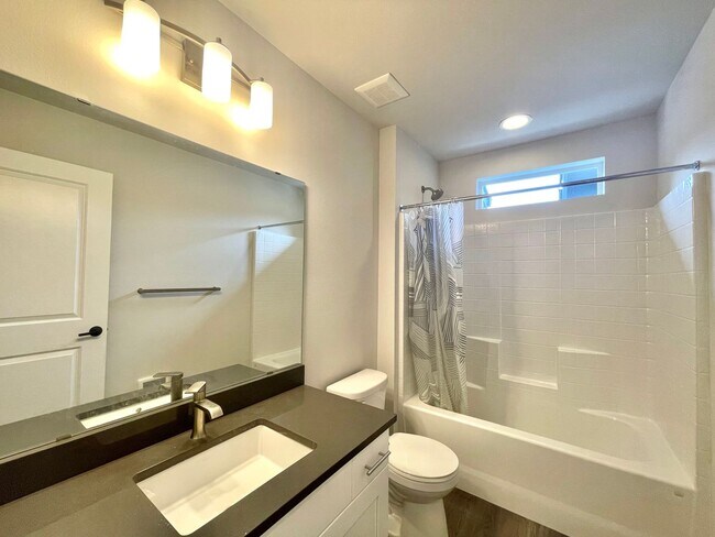 Building Photo - Great Townhome for rent