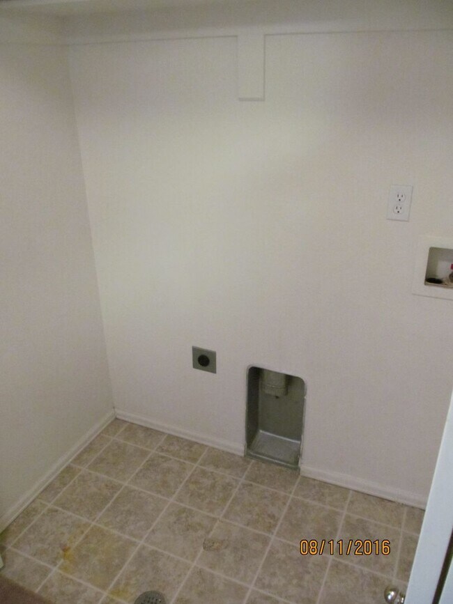 Building Photo - FEELS LIKE HOME! 2BD CONDO with MOUNTAIN VIEWS - Security Deposit Waiver Available