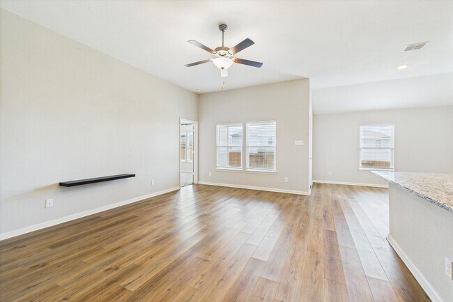 Building Photo - Stunning 4 bedrooms 2 baths single-story h...