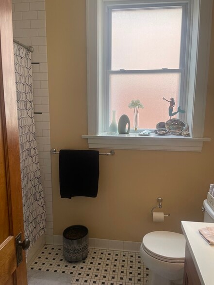 Shared Bath - 6042 Pershing Ave