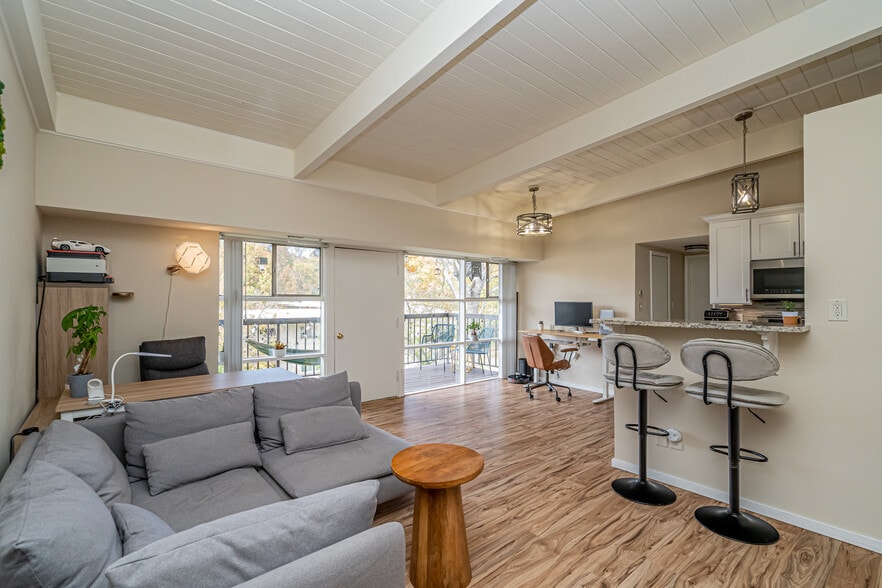 Building Photo - 4965 Americana Dr