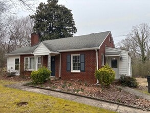 Building Photo - 3-4 bed, 2 bath with full basement in Asheboro