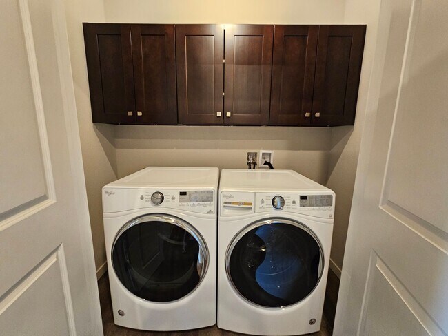 Building Photo - Gorgeous and Bright 2 Bed 2 Bath Large 3rd...
