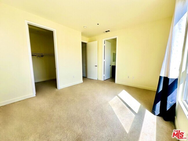 Building Photo - 2581 Arvia St