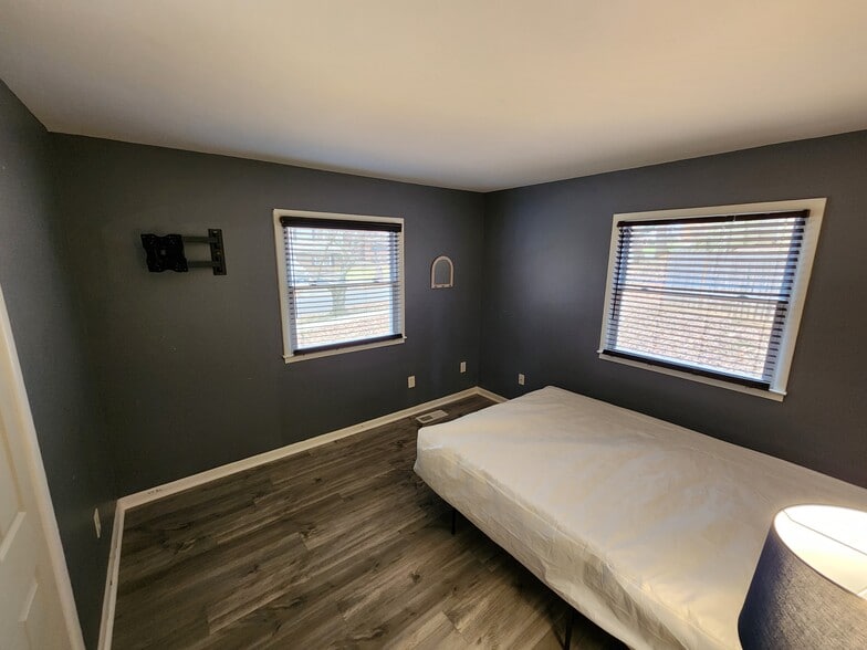 two large windows - 8917 Loughran Terrace