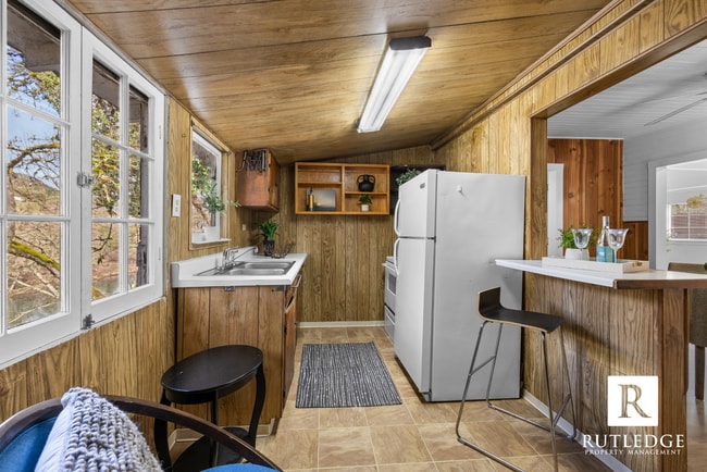 Building Photo - 454 Rogue River Hwy