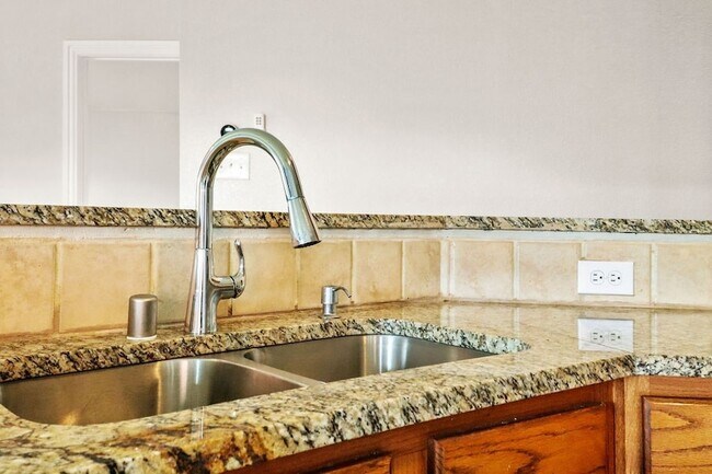 Building Photo - 1075 Wood Stream Dr