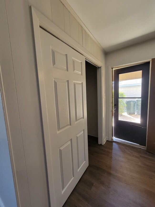 Building Photo - 3 bedroom 1 bathroom