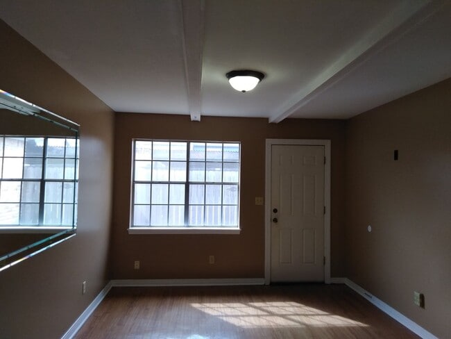 Building Photo - Village Green Townhouse for Lease!