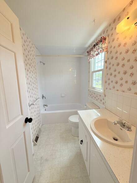 Building Photo - 251 Old Lyme Dr
