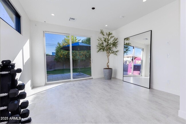 Building Photo - 3931 E Glenrosa Ave