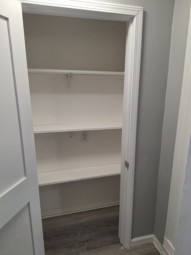 Building Photo - 202 W Chestnut St