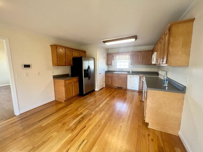 Building Photo - Three bedroom, 2 bath house in Haw River