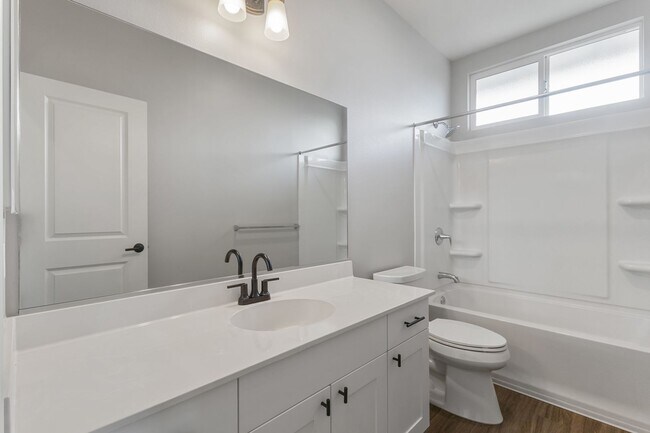 Building Photo - Bright 4-Bedroom Pet-Friendly Golf-Course ...