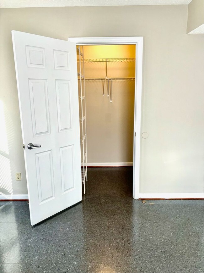 Building Photo - Updated first floor 1 bedroom apartment in...