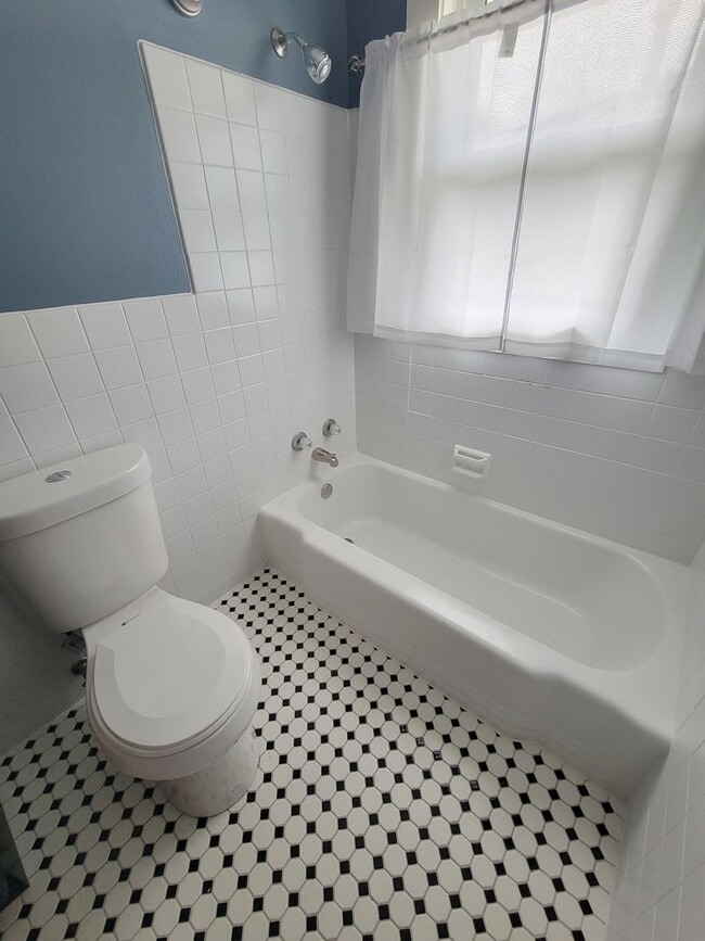 Building Photo - Renovated Upper Level Duplex - Armatage Ne...