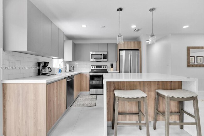 Building Photo - 617 NW 30th Ct