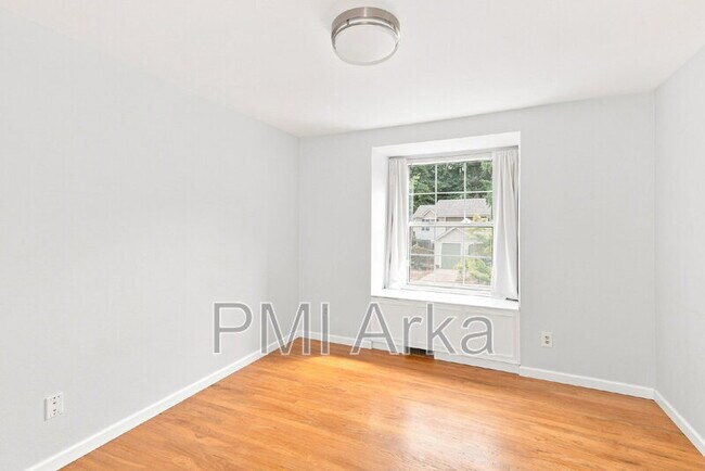 Building Photo - 23408 NE 29th Pl