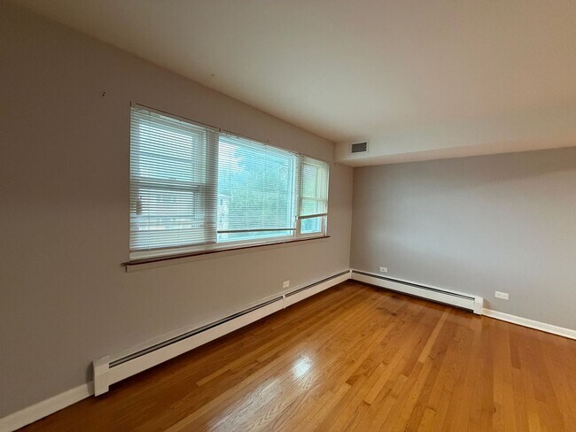 Building Photo - 5009 N River Rd