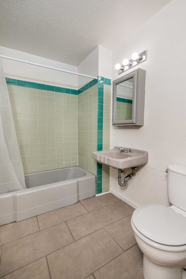 Building Photo - Fully Remodeled, Top Floor! On-site Laundry, New Stainless Appliances