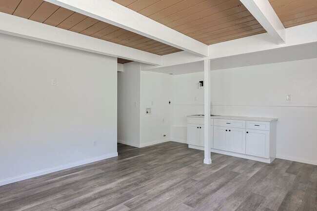 Building Photo - Spacious 5-Bedroom, 3-Bath Home – Convenie...