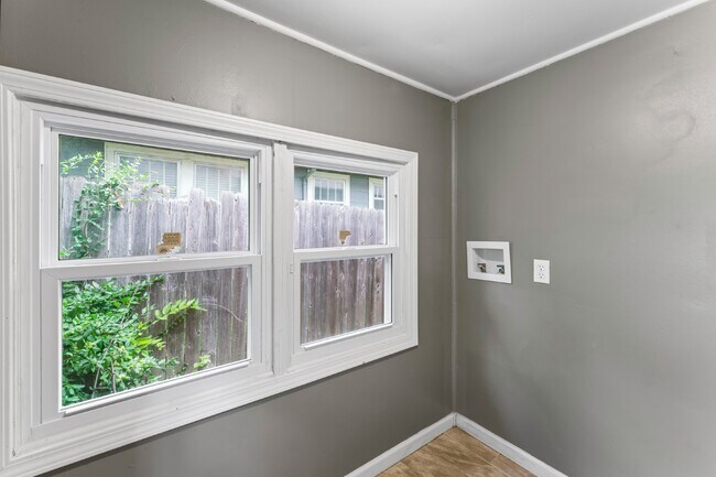 Building Photo - Coming Soon!! Charming 2-Bedroom Home!