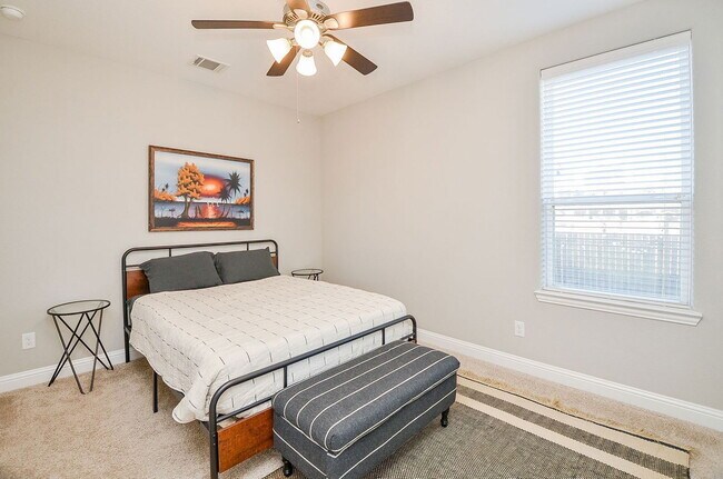 Building Photo - 1223 W 19th St