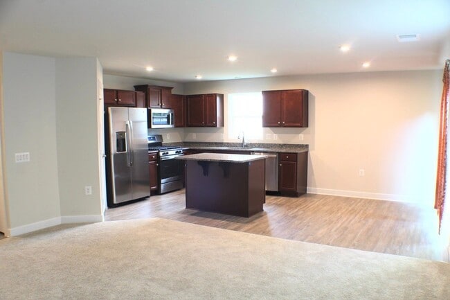 Building Photo - 105 S Peak Dr