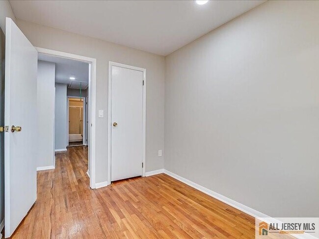 Building Photo - 11 Hyde Ave