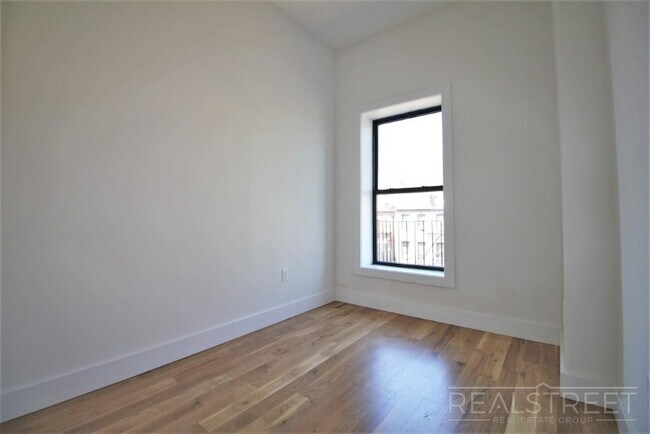 Building Photo - Brand NEW 4 Bed 1 Bath Floor-Thru Brownsto...