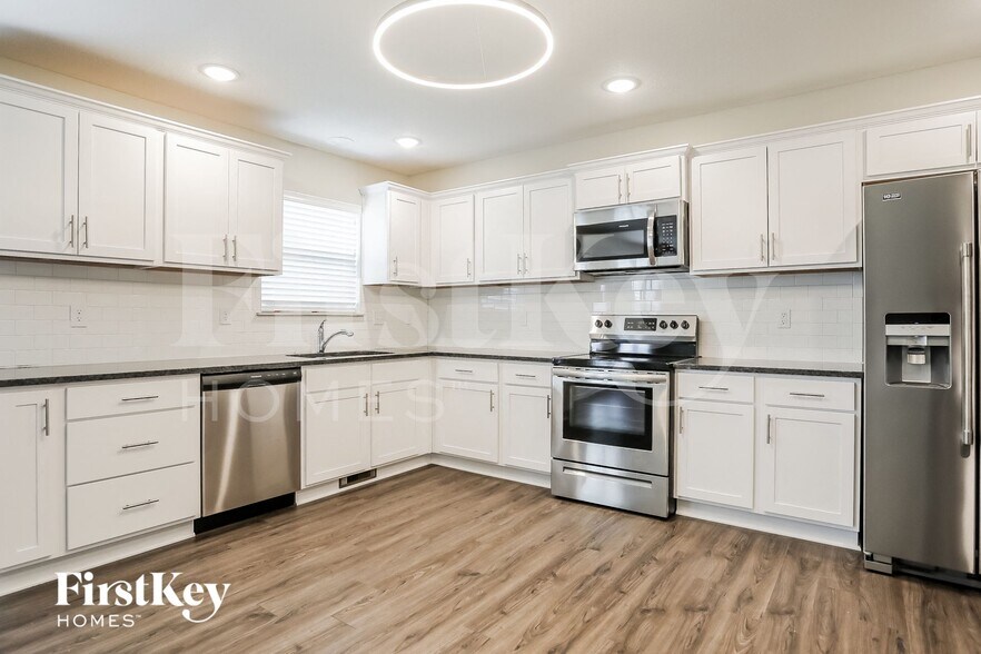 Building Photo - 5015 N Wheeling Ave