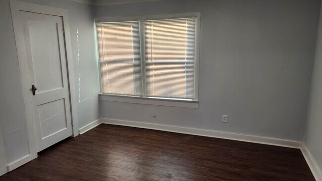 Building Photo - 214 Cross Roads Dr