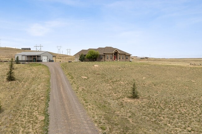 Building Photo - Executive 3-Bed Ranch Main Level - Private...